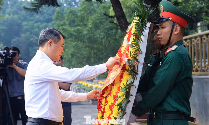 Thủ tướng dâng hương tưởng niệm các Anh hùng liệt sĩ tại Lào Cai
