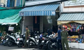 Hai vợ chồng tử vong trong phòng ngủ với nhiều vết đâm