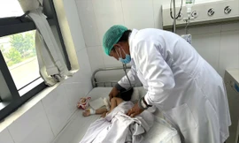 Cháu bé 4 tuổi tắc ruột vì bị hội chứng ‘công chúa tóc mây’