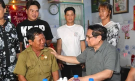 Thủ tướng Phạm Minh Chính thắp hương tri ân liệt sĩ, thăm gia đình chính sách tại An Giang