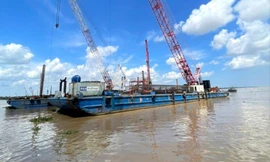 Ngày đêm thi công dự án cầu nghìn tỷ trên Quốc lộ 60 