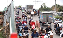 Thi công cầu Ô Môn vướng mặt bằng, Quốc lộ 91 qua Cần Thơ ùn tắc