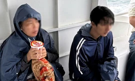 Hai tàu khách cứu 4 ngư dân trôi dạt trên biển An Giang
