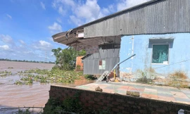 6 căn nhà đổ sụp xuống sông trong đêm