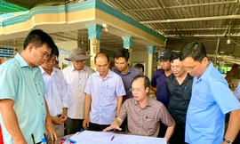 7 nhà dân sụp xuống sông Tiền, Chủ tịch Đồng Tháp yêu cầu ứng trực 24/24