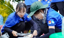 ‘Bóng hồng’ tình nguyện thắp sáng đường quê