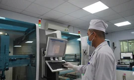 Bệnh viện tuyến cuối miền Tây chạy hệ thống xét nghiệm tự động mới