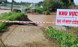 Vĩnh Long công bố tình huống khẩn cấp sạt lở đê bao