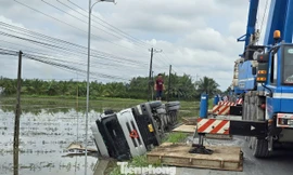 Xe tải lật xuống ruộng, Quốc lộ 54 qua Vĩnh Long ùn tắc