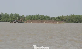 Chìm sà lan trên sông Tiền, 2 người mất tích