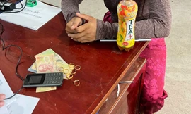 Đối tượng nữ 20 tuổi khống chế, cướp tiền, vàng của cụ ông