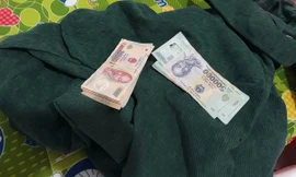 Cô gái đi chợ thấy người khác đeo dây chuyển vàng liền lao vào giật