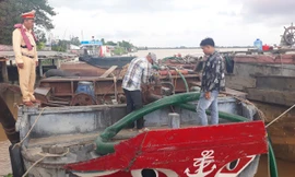 Bị phát hiện hút cát trái phép, 'cát tặc' nhảy sông bỏ trốn