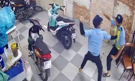 Cự cãi lúc dắt xe, bảo vệ quán hải sản bị đồng nghiệp đâm tử vong