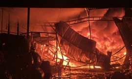 Cháy lớn tại kho phế liệu 