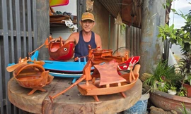 Người làm những chiếc xuồng tí hon khiến ai ghé qua cũng trầm trồ