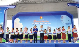 Hội đồng Đội Trung ương trao học bổng tại Ngày hội thiếu nhi Việt Nam