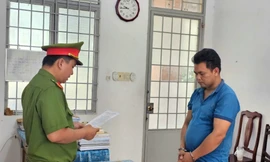 Khởi tố đối tượng dụ dỗ bé gái 13 tuổi vào nhà nghỉ nhiều lần