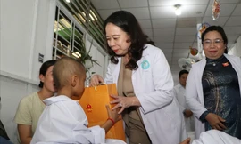 Phó Chủ tịch nước Võ Thị Ánh Xuân mang Tết Trung thu ấm áp đến với trẻ em nghèo Cần Thơ