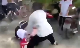 Mâu thuẫn khi được bầu làm tổ trưởng, nữ sinh lớp 8 bị bạn đánh nhập viện