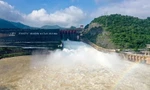 Lũ lên trên sông Đà, thuỷ điện Hòa Bình mở cửa xả đáy