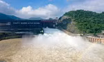 Lũ lên trên sông Đà, thuỷ điện Hòa Bình mở cửa xả đáy