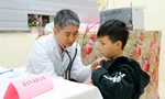 TS. Nguyễn Thành Nam, Giám đốc Trung tâm Nhi khoa (Bệnh viện Bạch Mai) khám bệnh nhi.