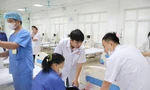 Cứu người trong tình huống khẩn cấp trên đường, bác sĩ ở Hà Nội được khen thưởng đột xuất