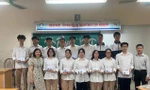 Quyết (thứ hai bên phải) trong một lần được nhận khen thưởng tại lớp vì thành tích học tập tốt.
