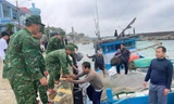 Tàu cá bị sóng lớn đánh chìm gần đảo Cồn Cỏ, 6 thuyền viên được cứu kịp thời