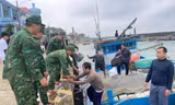 Tàu cá bị sóng lớn đánh chìm gần đảo Cồn Cỏ, 6 thuyền viên được cứu kịp thời