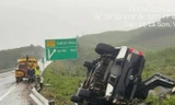 Trượt nước, xe bán tải văng ra khỏi cao tốc Cam Lộ - La Sơn, 1 người tử vong