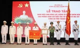 Thừa ủy quyền, Bộ trưởng Bộ Công an Lương Tam Quang trao danh hiệu Anh hùng Lực lượng vũ trang nhân dân tặng Phòng CSĐT tội phạm về ma túy Công an tỉnh Thanh Hóa.