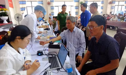 Lấy mẫu ADN hai người nhận là em ruột của liệt sĩ Huỳnh Văn Quên