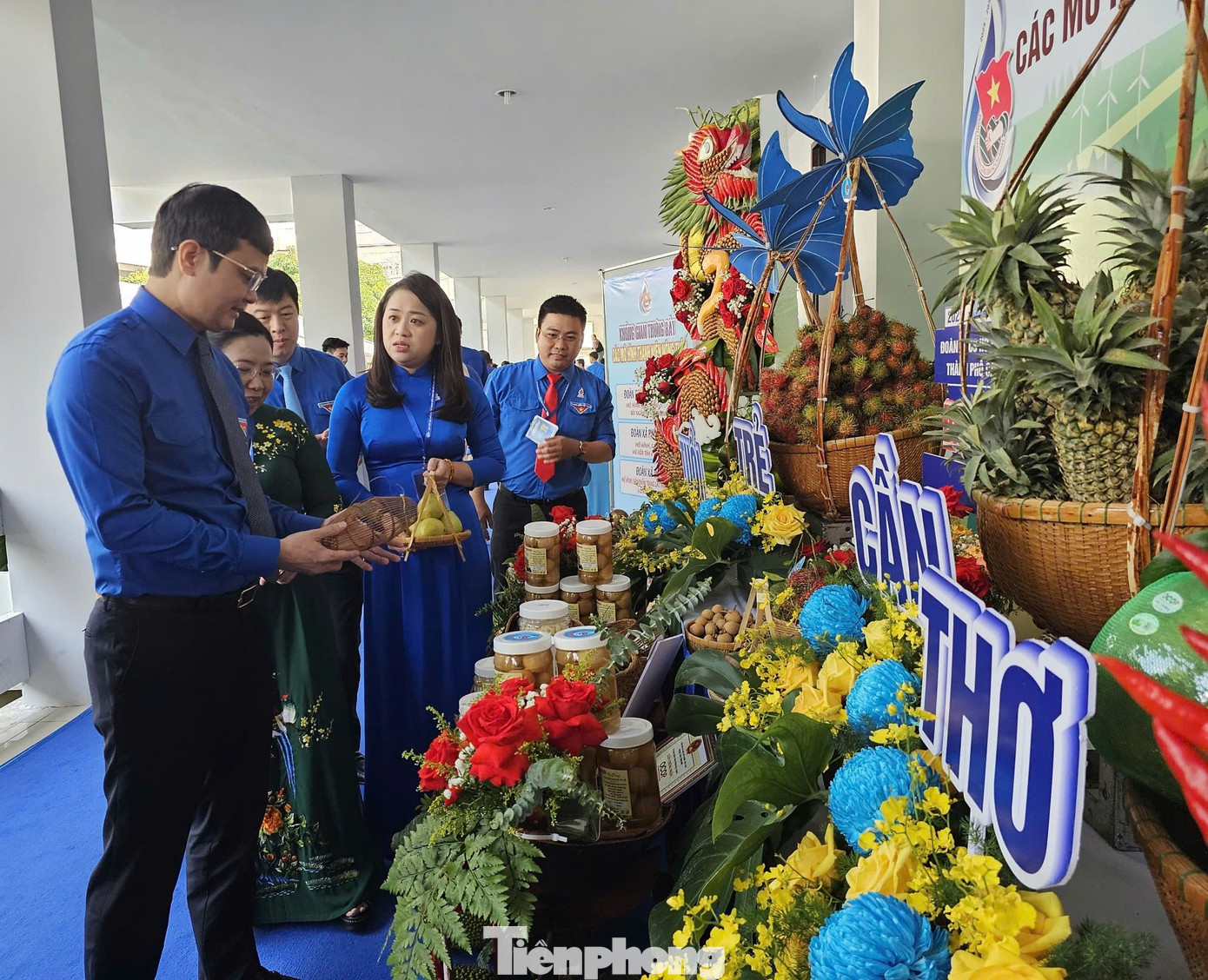 Bí thư thứ nhất Trung ương Đoàn tham quan sản phẩm thanh niên khởi nghiệp Cần Thơ. Ảnh: Hòa Hội tp-22.jpg