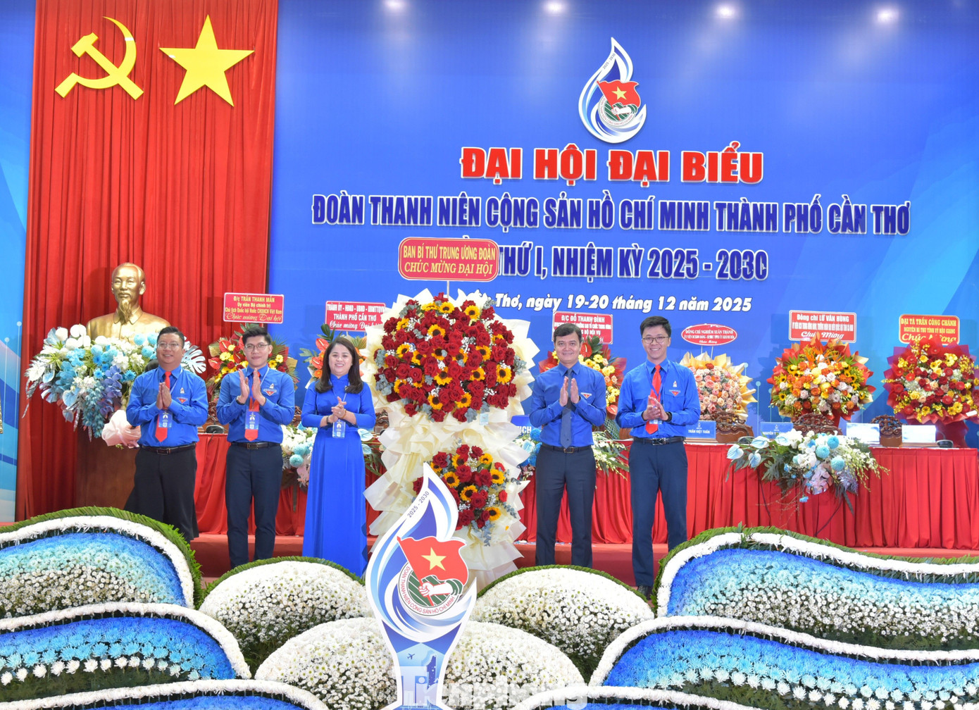 Trung ương Đoàn tặng hoa chúc mừng Đại hội. Ảnh: Hòa Hội tp-14.jpg
