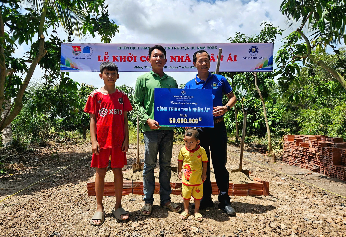 Hỗ trợ nhà cho người dân hoàn cảnh khó khăn. z6799930838756-1462d58c8ca23f1bd7ff5c130a17eb4d.jpg