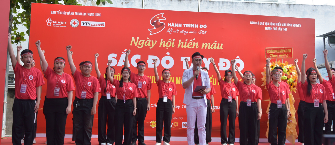 Tình nguyện viên thể hiện quyết tâm hoàn thành tốt nhiệm vụ tại ngày hội Sắc đỏ Tây Đô. 7.jpg