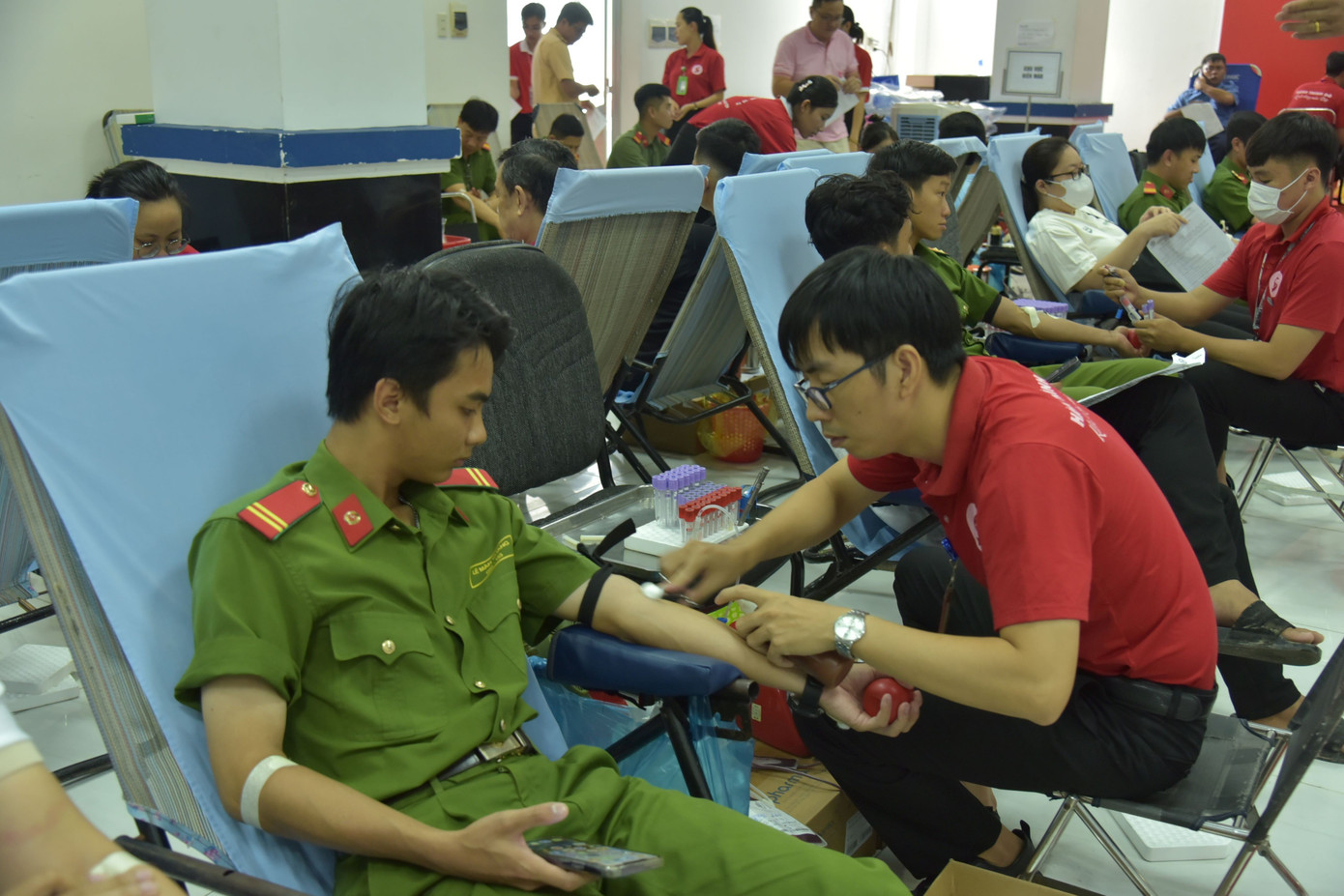 Gần 1.000 người hiến máu tại ngày hội Sắc đỏ Tây Đô ảnh 7 2.jpg