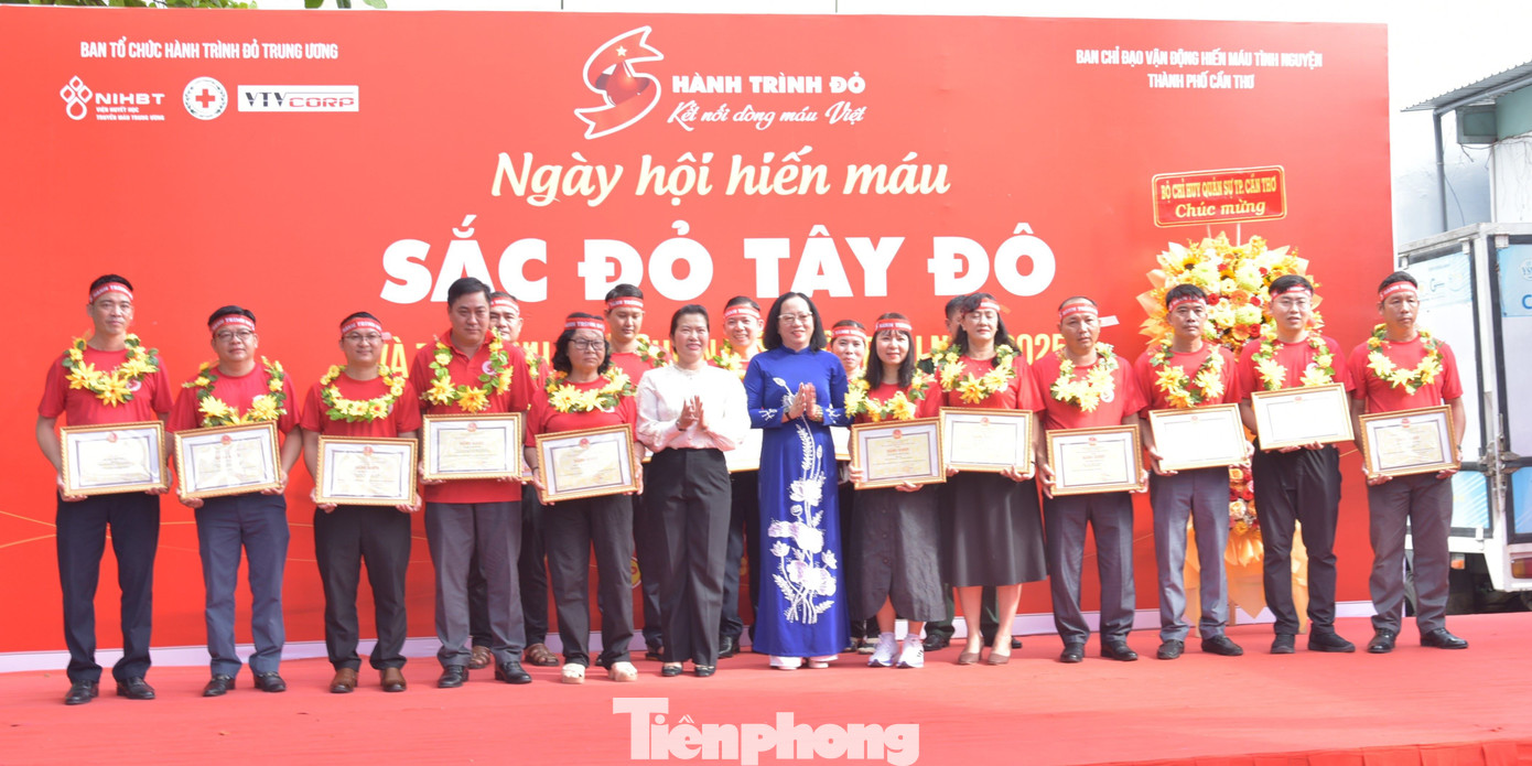Lãnh đạo TP. Cần Thơ tặng bằng khen tôn vinh người hiến máu tình nguyện. Ảnh: Hòa Hội tp-11.jpg