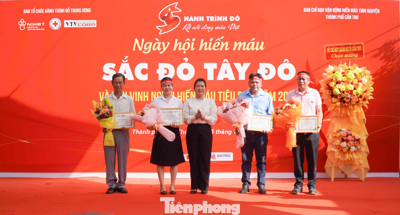 Bà Nguyễn Thị Ngọc Điệp, Phó Chủ tịch UBND TP Cần Thơ tặng hoa cho các đơn vị tài trợ. Ảnh: Hòa Hội tp-14.jpg