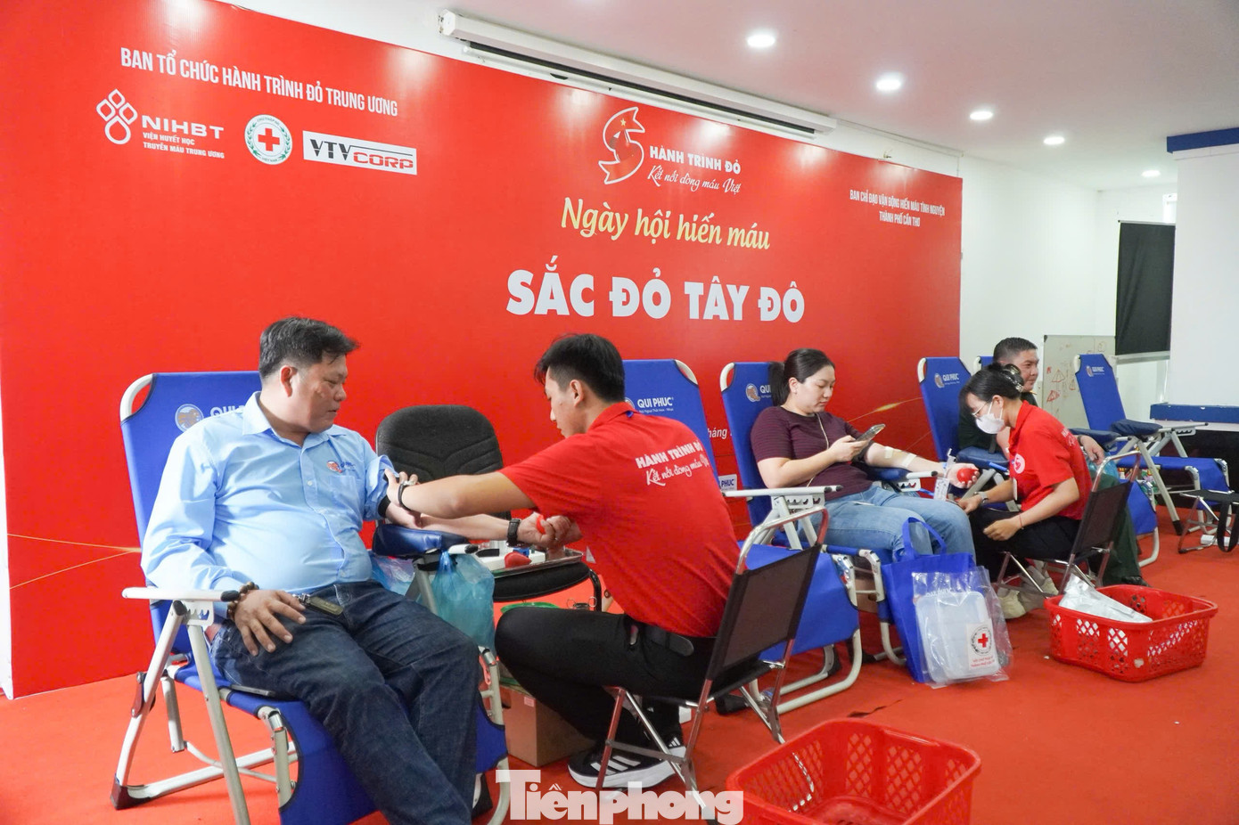 Cán bộ, người dân tham gia hiến máu tại ngày hội Sắc đỏ Tây Đô. Ảnh: Hòa Hội tp-16.jpg