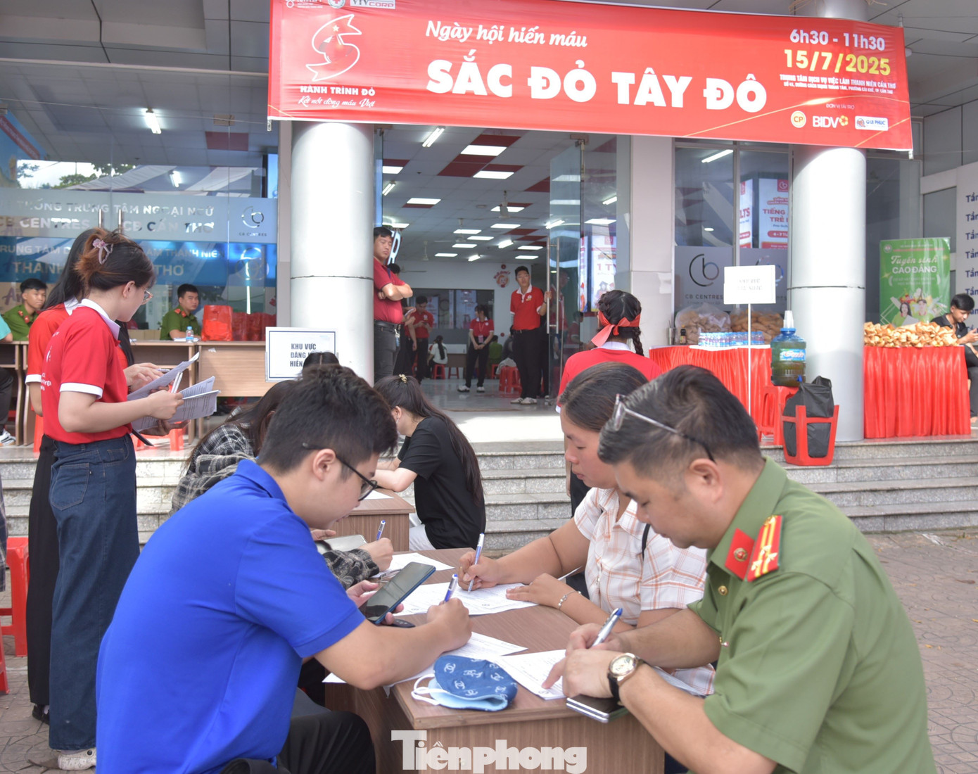 Đoàn viên thanh niên, cán bộ, công an tham gia hiến máu. Ảnh: Hòa Hội tp-6.jpg