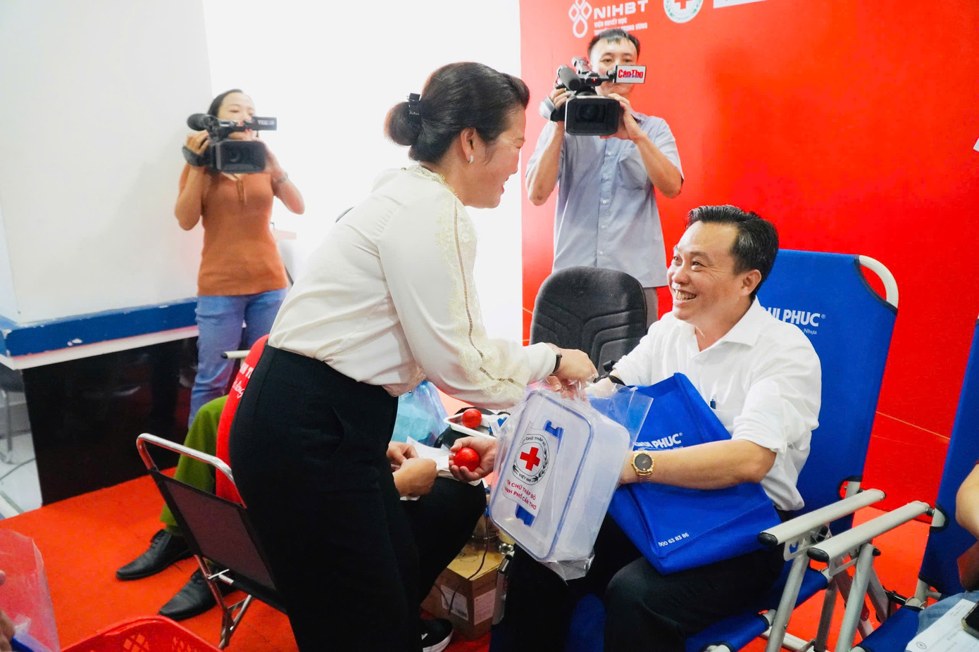 Phó Chủ tịch UBND TP. Cần Thơ - bà Nguyễn Thị Ngọc Điệp động viên cán bộ hiến máu. 17.jpg