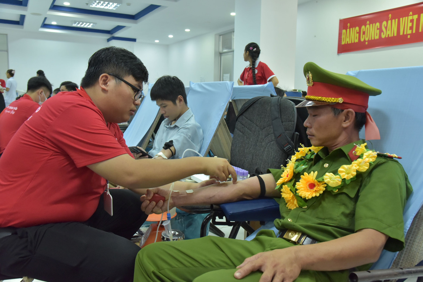 Chiến sĩ công an tham gia hiến máu tình nguyện. Ảnh: Hòa Hội 13.jpg