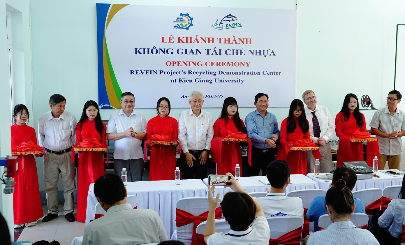 Conducerii Universității Kien Giang și partenerii au inaugurat Spațiul de Reciclare a Plasticului. z7226277534647-535422c0acab028805b66c06f4b7cd4c.jpg