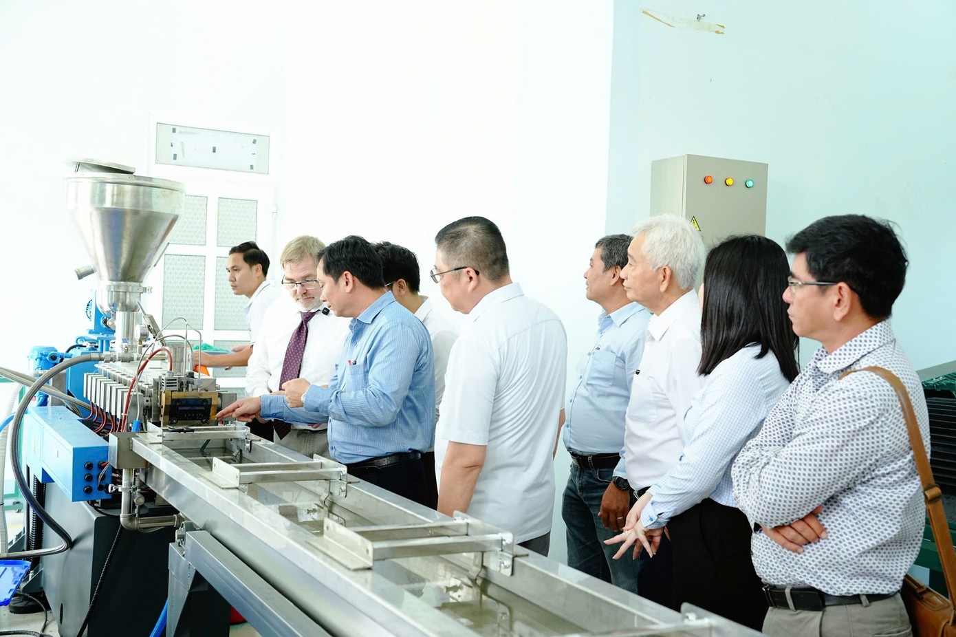 Spațiul de reciclare a plasticului face parte din Proiectul privind prevenirea, reducerea și reciclarea poluării cu echipamente de pescuit în mările Vietnamului, de la Universitatea Kien Giang. z7226277004040-57478cea28f92aad21713e689931a225.jpg