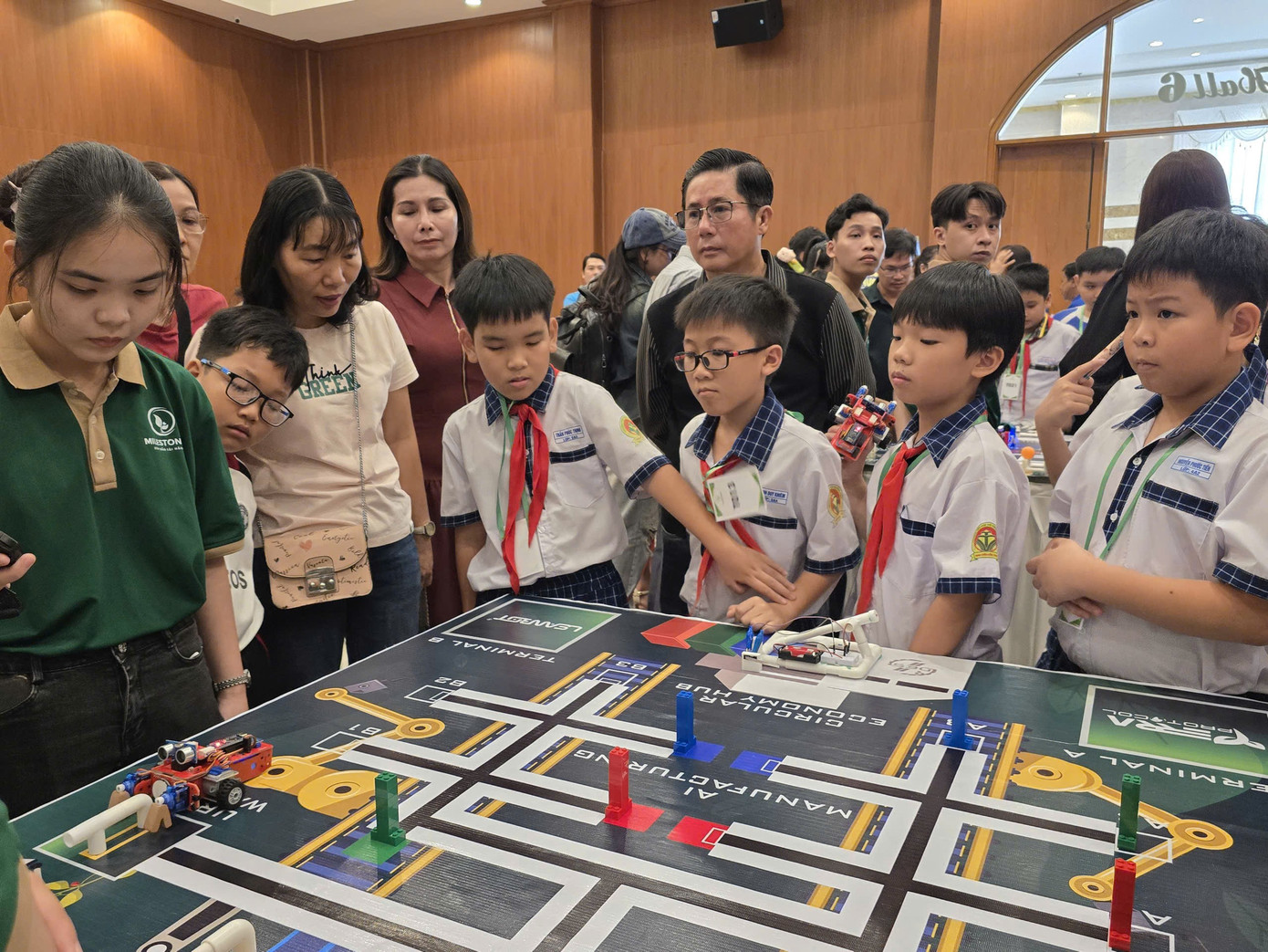 Студенты соревнуются на конкурсе Robothon. z7080577238499-8fb419f23640d2b99c0c8b91d667f135.jpg