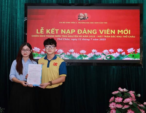 Anh Phạm Vi Khanh - Bí thư Chi bộ Sinh viên 2, Phó Bí thư Đoàn trường Đại học Nam Cần Thơ trao quyết định kết nạp Đảng cho sinh viên Phan Thị Thanh Thảo. 517395149-1331612252338348-344835009067595950-n.jpg