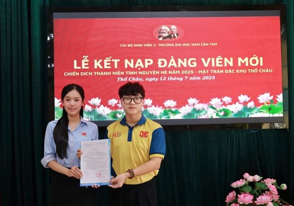 Anh Phạm Vi Khanh - Bí thư Chi bộ Sinh viên 2, Phó Bí thư Đoàn trường Trường Đại học Nam Cần Thơ trao quyết định kết nạp Đảng cho sinh viên Nguyễn Thị Uyển Nhi. 518714856-1331611609005079-7457993590473305759-n.jpg